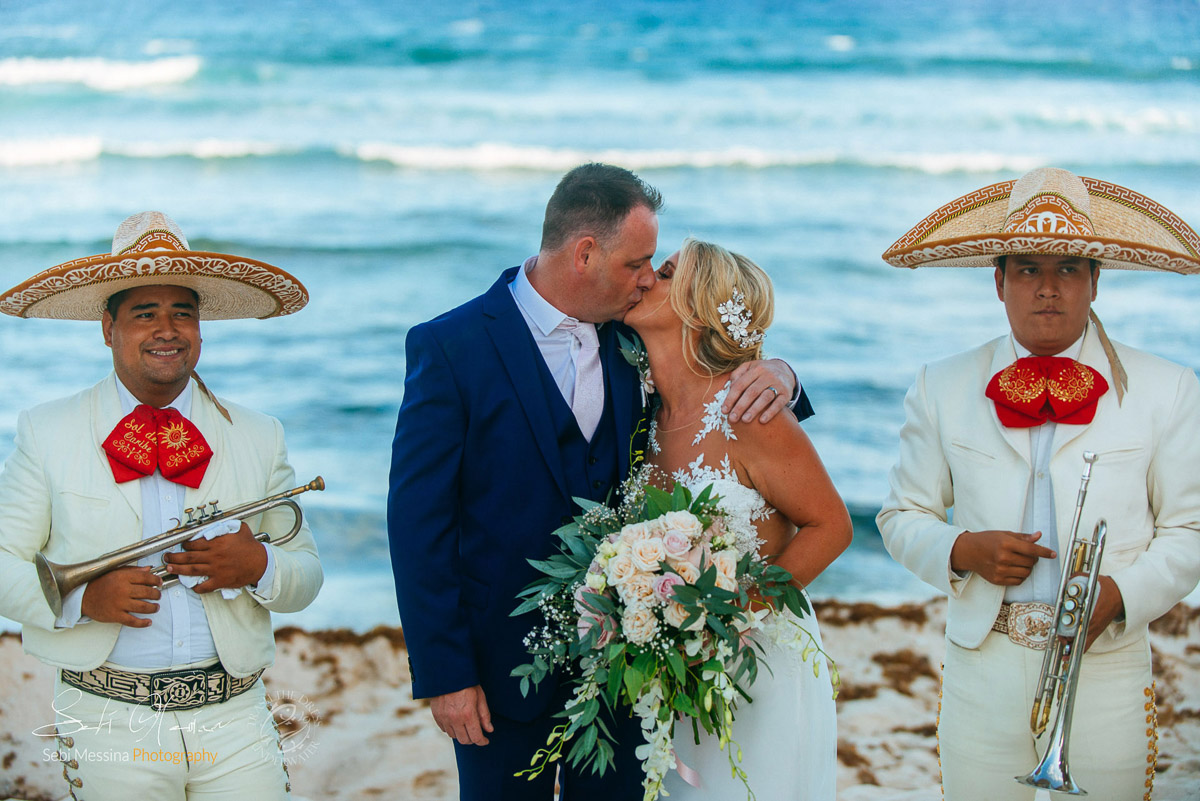 Just married couple with mariachi – Blue Venado - Sebi Messina Photography