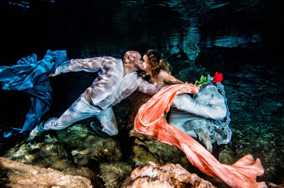 Underwater couple photography in a cenote - How it works