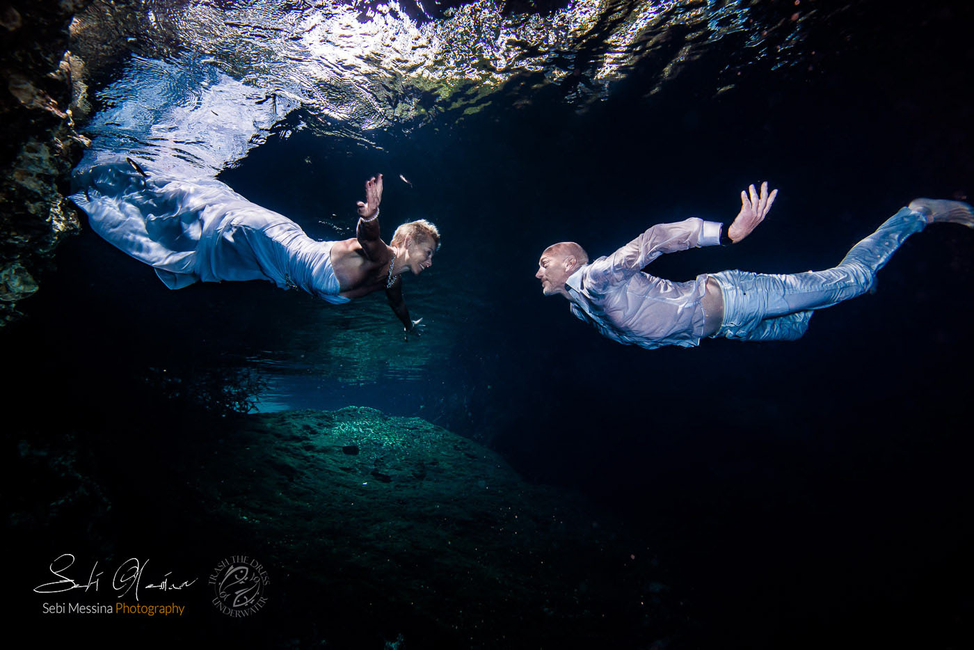 Unterwasserfotografie in einer mexikanischen Cenote - Underwater Trash The Dress für ein sehr nettes deutsches Paar - Sebi Messina Photography