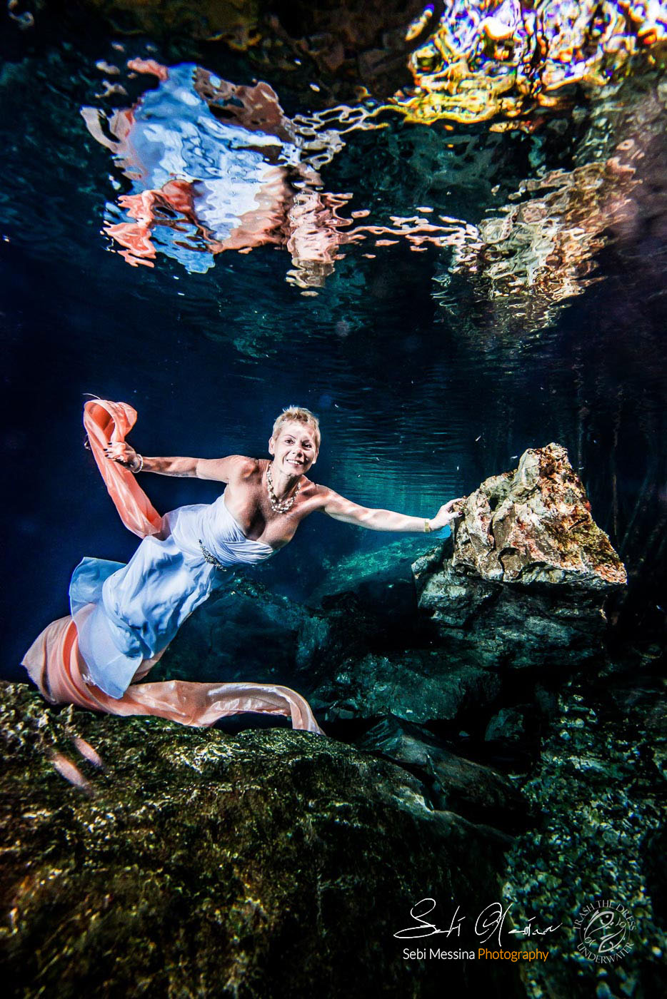 Unterwasserfotografie in einer mexikanischen Cenote - Underwater Trash The Dress für ein sehr nettes deutsches Paar - Sebi Messina Photography