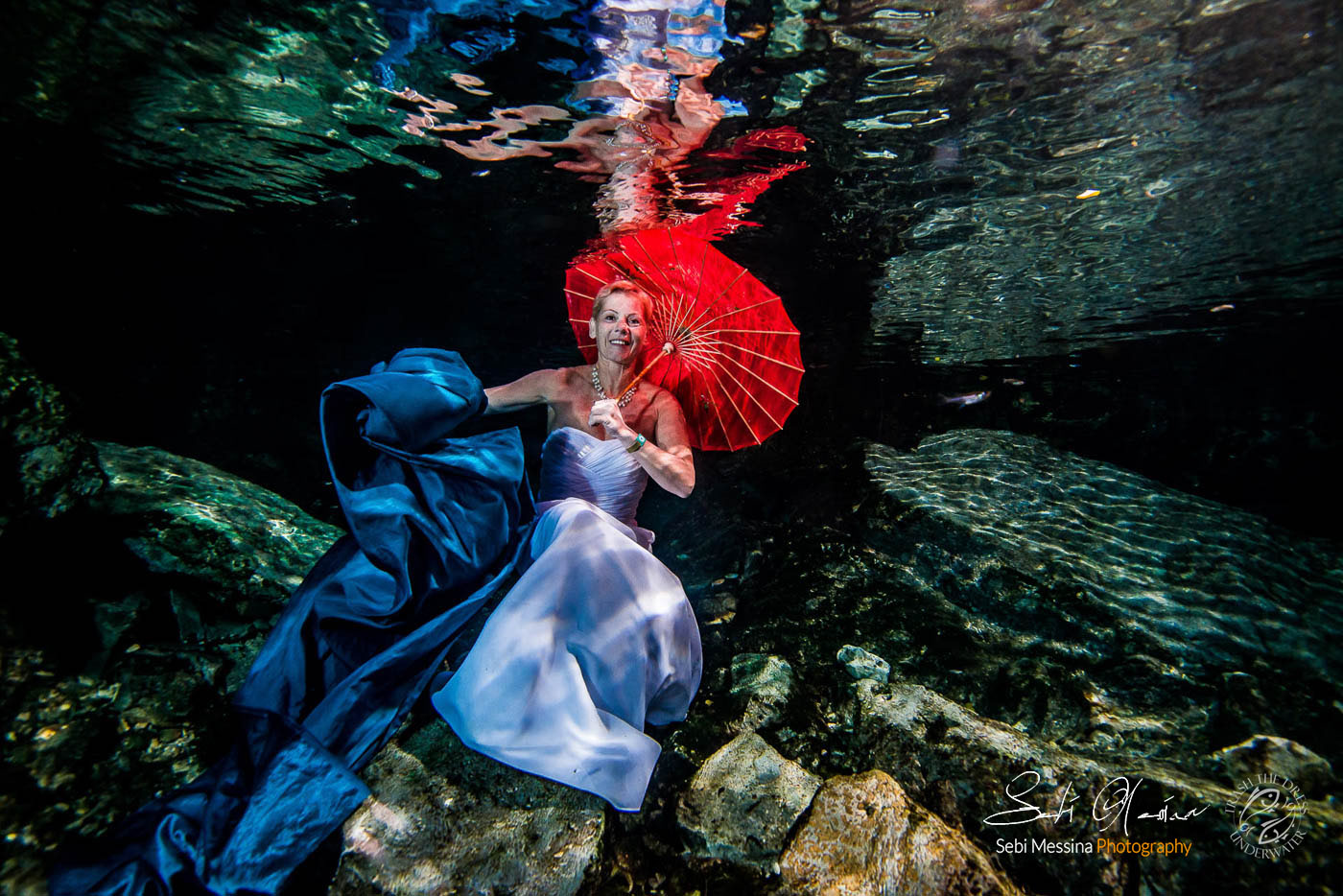 Unterwasser Fotoshooting eines deutschen Paares in einer mexikanischen Cenote - Sebi Messina Photography Cancun